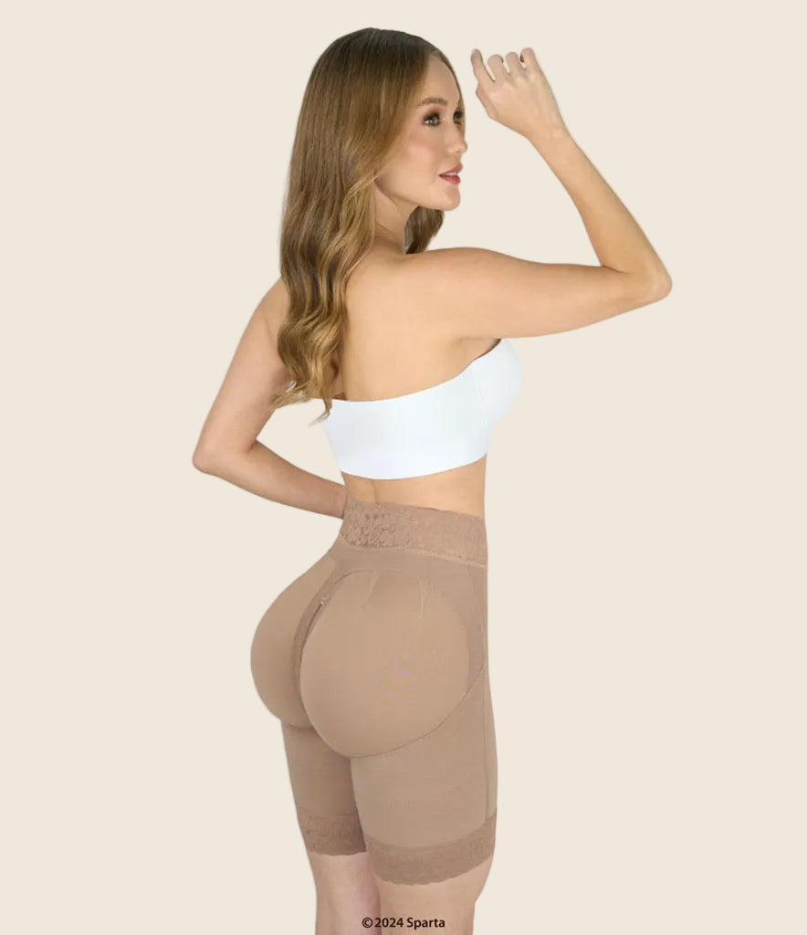 Short Levanta Cola con Broches